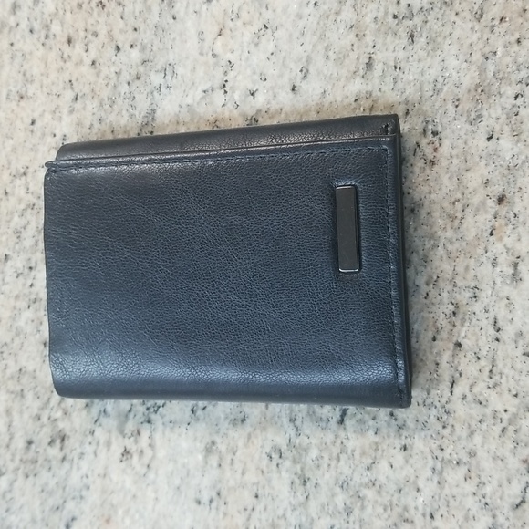 NEW Men's Black APT. 9 Tri-fold Wallet - Picture 1 of 7